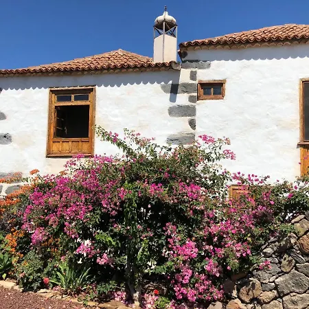 Летний дом Historic Canarian House, Private Heated Infinity Pool, Bbq, Wifi + Panoramic Ocean Views *