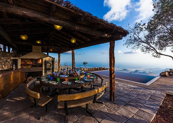 Historic Canarian House, Private Heated Infinity Pool, Bbq, Wifi + Panoramic Ocean Views أرونا