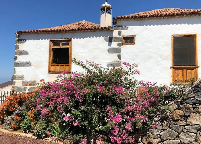 منزل ريفي Historic Canarian House, Private Heated Infinity Pool, Bbq, Wifi + Panoramic Ocean Views *