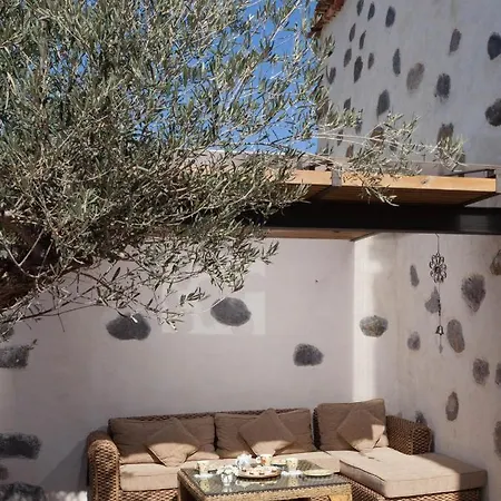 Летний дом Historic Canarian House, Private Heated Infinity Pool, Bbq, Wifi + Panoramic Ocean Views *